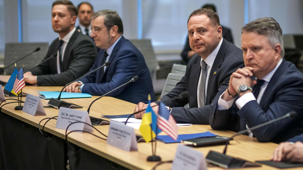 Ukrainan valtuuskuntaa johtava presidentin kansliapäällikkö Andri Jermak (toinen oikealta) kehui kokouksen tunnelmaa rakentavaksi. LEHTIKUVA/AFP.