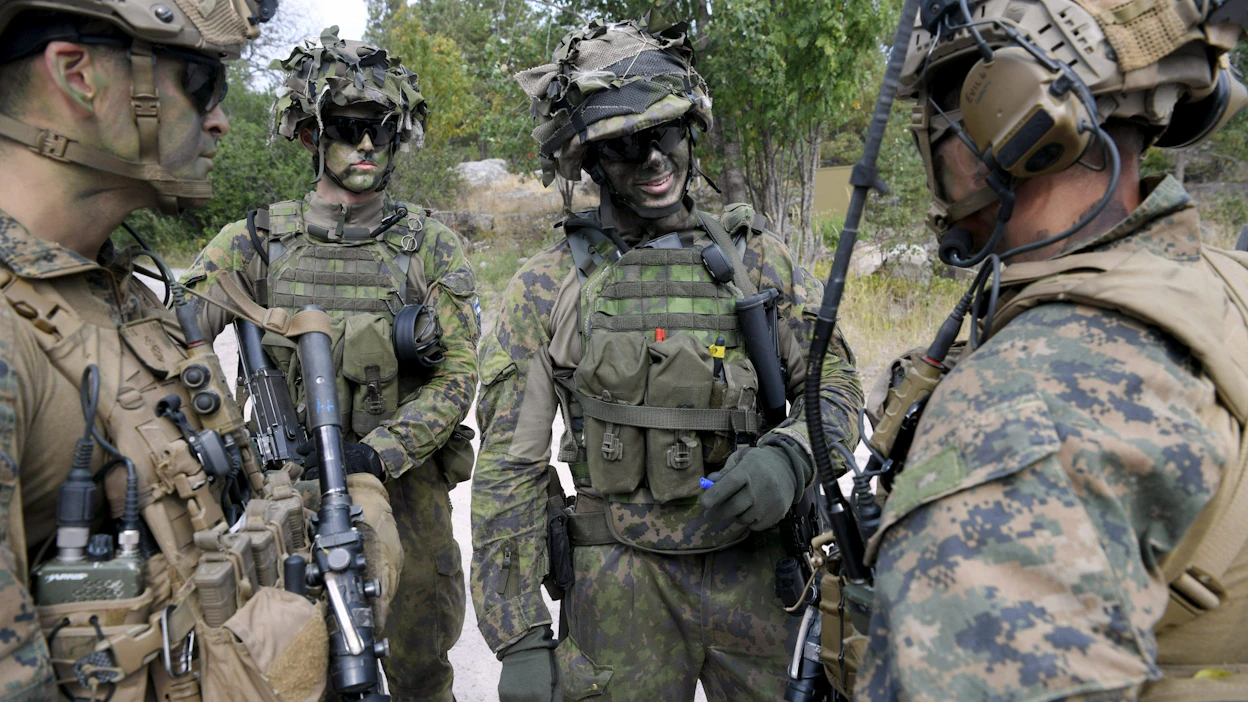 Suomen sotilasmenojen jyrkkä kasvu johtui pääosin asehankinnoista. Suomalaiset ja amerikkalaiset joukot harjoittelivat yhdessä Upinniemen varuskunnassa Kirkkonummella elokuussa 2002. LEHTIKUVA / MARKKU ULANDER.