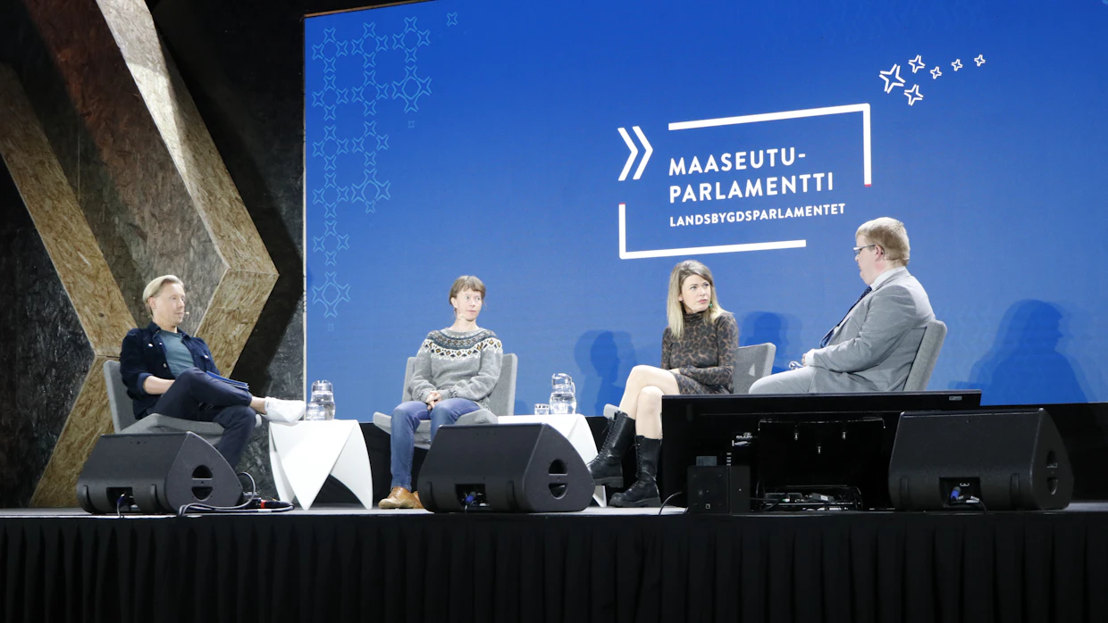 Asuminen maaseudulla on mahdollistanut paluun perusasioiden äärelle esimerkiksi omavaraopistoa Nurmeksen Valtimolla luotsaavalle Maria Dorfille (toinen vas.). Keskustelemassa myös Niko Varelius sekä Inari Fernández. Haastattelijana Niklas Aldén (vas.).