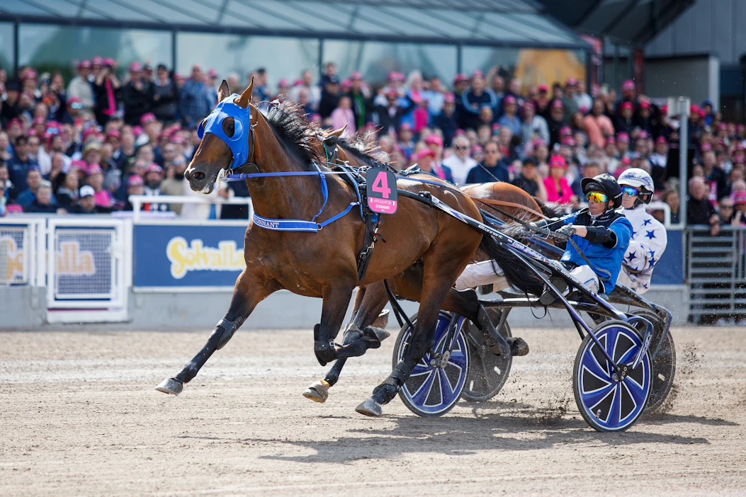 Elitlopetin karsinnan Etonnant ja Anthony Barrier hoitivat eleettömästi johtavan rinnalta.