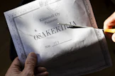 Asunnon paperinen osakekirja on ollut monen tärkeimpiä asiakirjoja. Nyt se mitätöidään ja siirretään digitaaliseen muotoon.