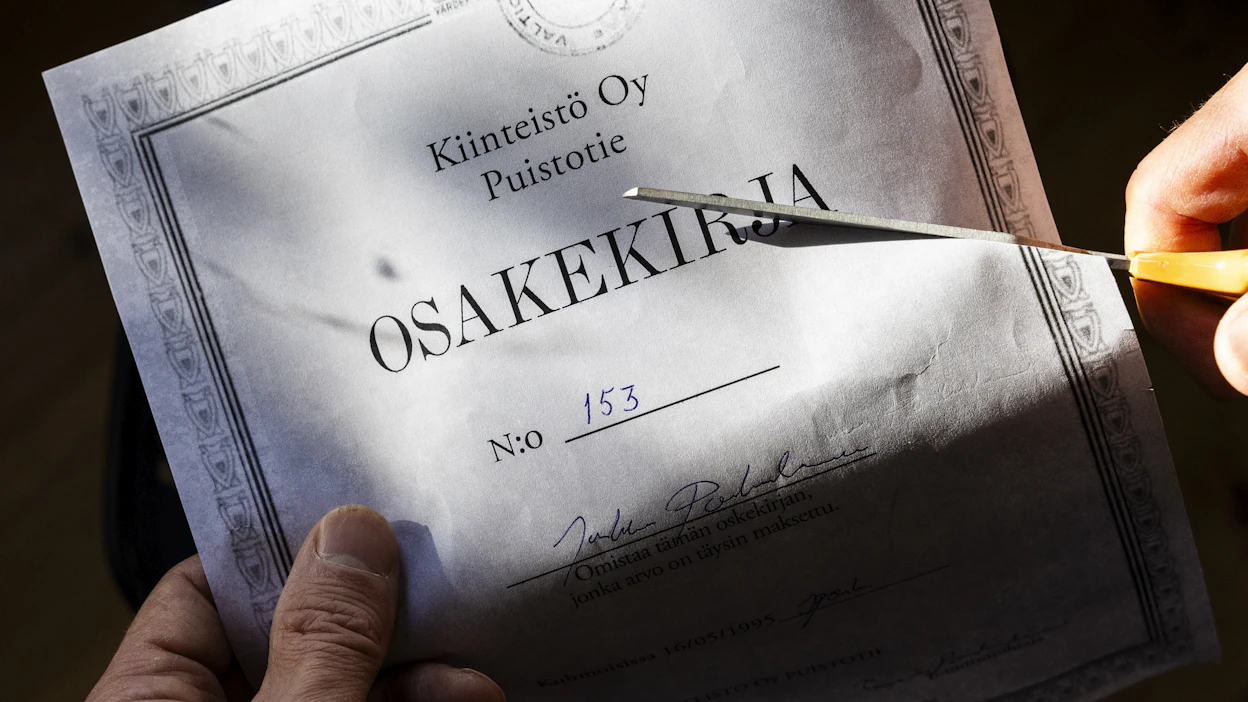 Asunnon paperinen osakekirja on ollut monen tärkeimpiä asiakirjoja. Nyt se mitätöidään ja siirretään digitaaliseen muotoon.