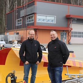 Jani Timoniemi (vas.) ja Janne Mäkipää kertovat traktoreihin sopivan aurakaluston kysynnän olevan kasvussa. Tienhoitoautojen varustelussa haasteita aiheuttavat uusien kuorma-autojen toimitusvaikeudet.