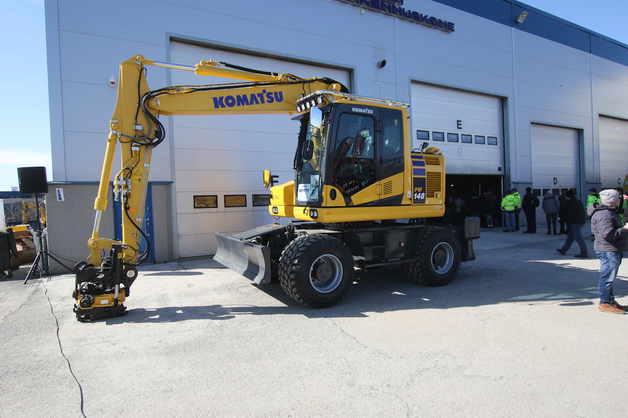 Komatsu PW148-11 edustaa merkin lyhytperäistä pyöräalustaista kaivinkonetyyppiä. 90 kilowattinen moottori on merkin omaa käsialaa. Koneessa on powershift-vaihteisto jatkuvalla nelivedolla. Huippunopeudeksi ilmoitetaan 35 km/h. Ajonopeusalueita on kolme. Pääpumpun suurin tuotto on 252 litraa minuutissa. Erilaisia työalueita on tarjolla peräti kuusi.