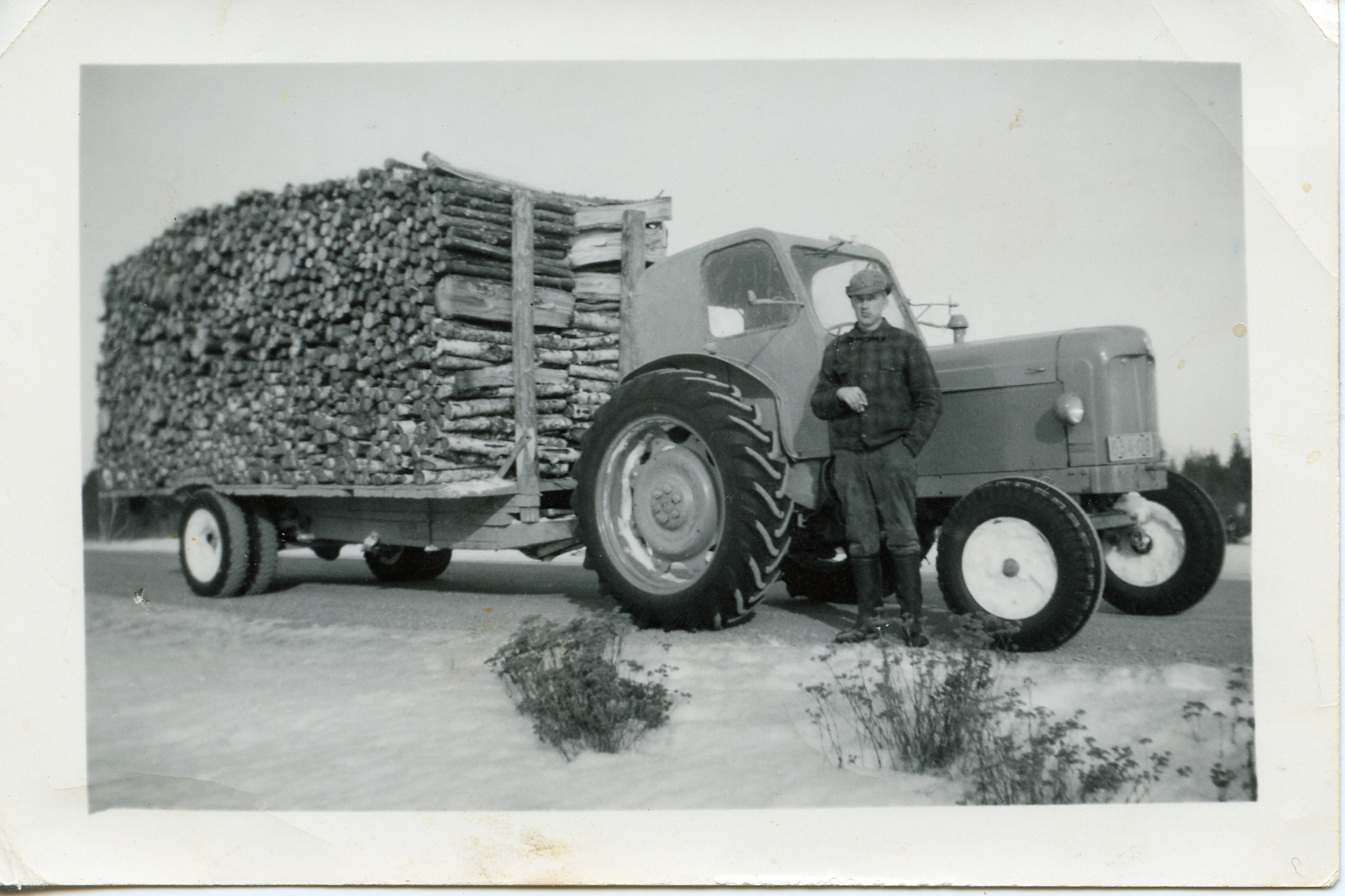 Arvo Tuomela ajoi Fordson Power Majorillaan suuret määrät halkoja. Kuvassa olevassa kuormassa on 20 pinometriä halkoja.