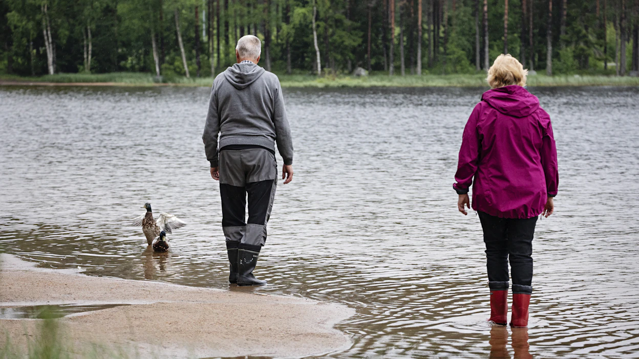 Psykologi Katri Manelius-Erikssonin mukaan ikääntyneen vanhemman uusi parisuhde on hieno mahdollisuus. Ihmisellä on syvään rakennettu kaipuu jakaa elämä toisen kanssa. Kuvan henkilöt eivät liity juttuun.