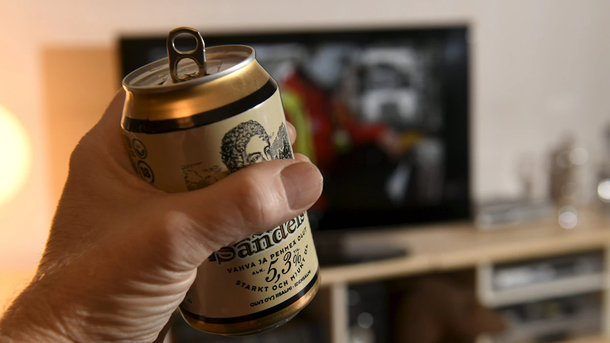 Alkoholisairauksien yleistyminen viittaa THL:n erityisasiantuntija Marke Jääskeläisen mukaan siihen, että alkoholin saatavuuden helpottuminen on voinut heikentää erityisesti alkoholin riskikäyttäjien tilannetta. LEHTIKUVA / Martti Kainulainen.