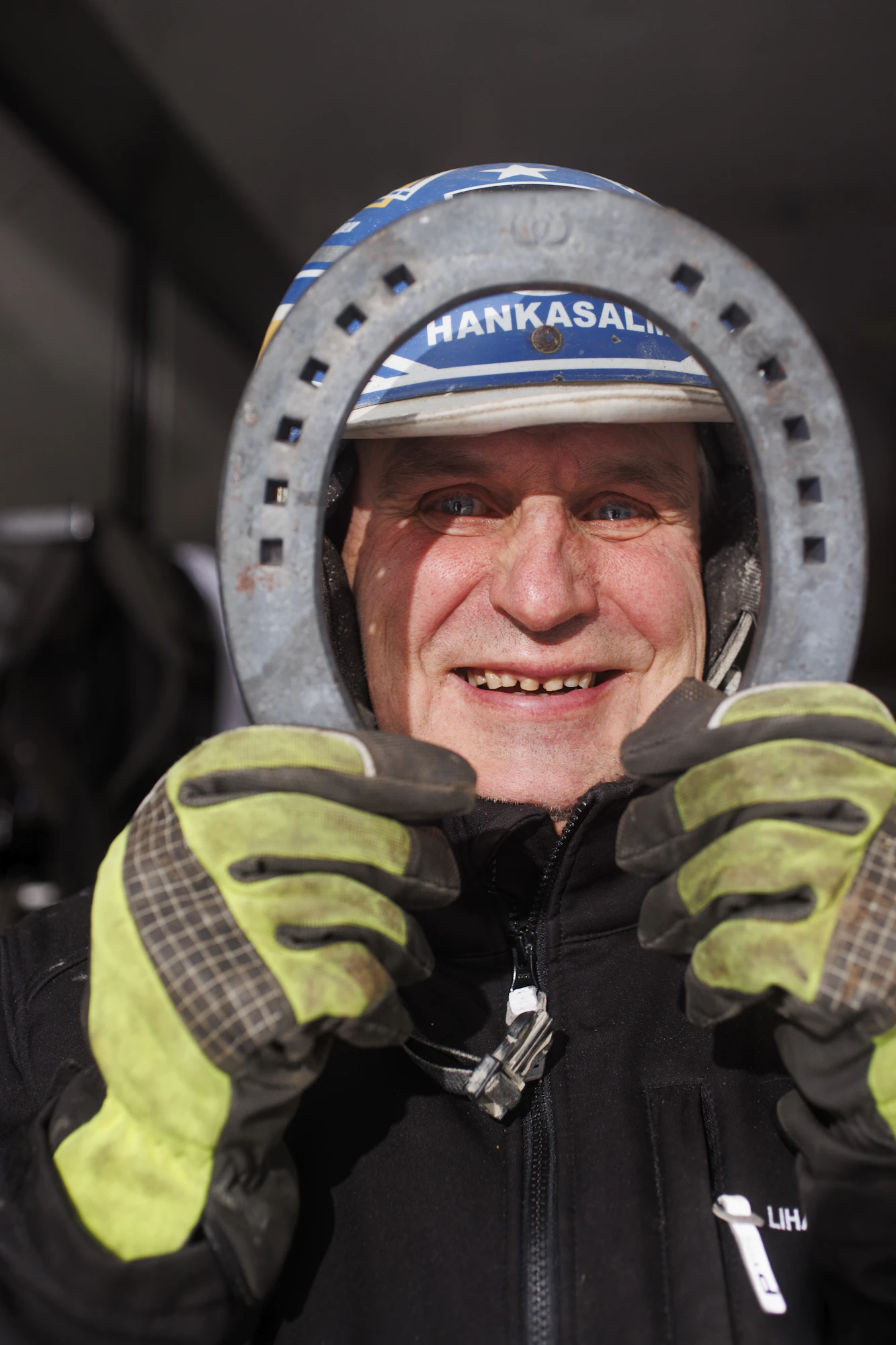 ”Hevosten kenkiä täältä myydään lähes päivittäin. Niitä löytyy jokaiselle hevoselle jokaisessa koossa. Olen täydentänyt varastoa isojen toimijoiden poistomyynneistä”, Pekka Vehviläinen kertoo.