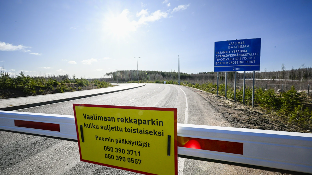 Venäjälle vievien väylien liikennemäärät ovat romahtaneet itärajalla. Maanteiden korjaukset asetetaan tärkeysjärjestykseen muun muassa liikennemäärien mukaan. LEHTIKUVA / Markku Ulander.
