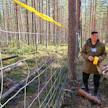 Poromies Juhani Maijala Sodankylästä on kokeillut porojen ruokintatarhan aitaverkon merkkausta keltaisella nauhalla hyvin tuloksin. Lintujen törmäykset aitaan vähenivät kymmenesosaan.