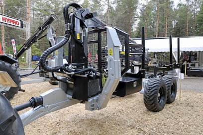 Hypron pienempi HV11 metsäperävaunu on reiluilla ainevahvuuksilla toteutettu. Siitä kertoo pelkän perävaunun 2 900 – 4 100 kilon omapaino, ilman nosturia. Se on saatavilla ilman vetoa, rullavedolla ja napamoottorivedolla, sekä omalla hydrauliikalla.