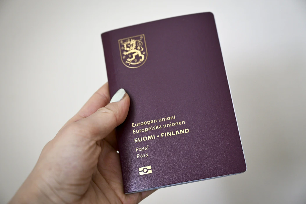 Sisäministeriön mukaan passin hinnan lasku johtuu hakijamäärien kasvusta. LEHTIKUVA / Emmi Korhonen.