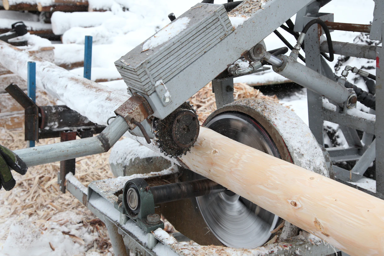 Hydraulisylinteri vetää painopalkkia kohti terää. Terien purevuutta voidaan lisätä myös painoa lisäämällä sekä tangosta kädellä painaen.