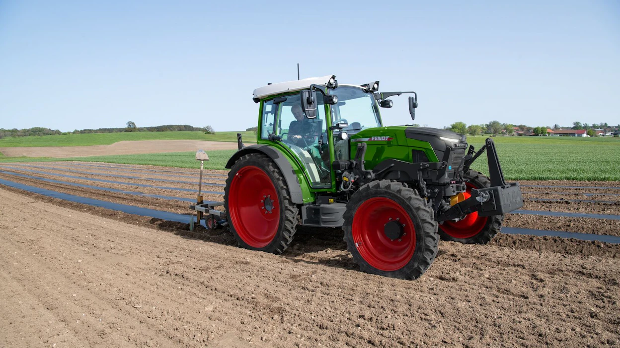 Kompaktin Fendt e107 Vario -mallin ulkoleveys on 2,16 metriä ja korkeus 2,64 metriä vakiorenkailla.