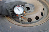 Kuvan metallista valmistettu Auto-Gauge-rengaspainemittari on kestänyt jo 20 vuotta. Analoginen mittari ei tarvitse paristoa. Mitta-asteikko yltää harmillisesti vain 4 bariin.