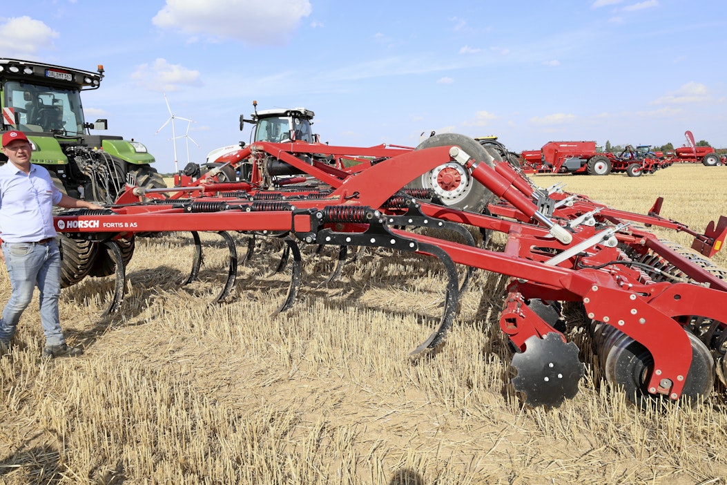 Rungon rakenteet on mitoitettu siten, että vetokoneena voi olla maksimissaan 850-hevosvoimainen traktori. Molemmissa etukulmissa on kannatuspyörät. Molemmin puolin on kahdet renkaat.