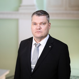 Mikko Savola tuuraa Antti Kaikkosta puolustusministerinä tämän isyysvapaan ajan.