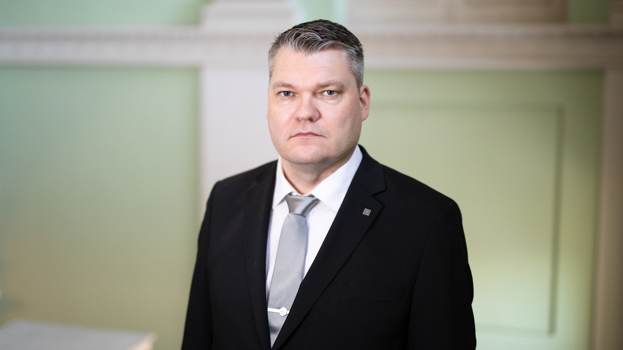 Mikko Savola tuuraa Antti Kaikkosta puolustusministerinä tämän isyysvapaan ajan.
