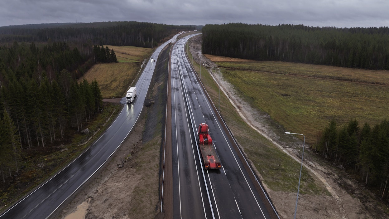 Nelostietä Konginkankaalla on madallettu metritolkulla ja myös suoristettu. Vasemmalla näkyvä vanha tieosuus siirtyy yksityistieksi.