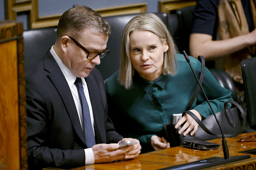 Pääministeri Petteri Orpon (kok.) hallitus kokoontuu puoliväliriiheen tänään ja huomenna. Valtiovarainministeri Riikka Purra (ps.) on kertonut, että ansiotuloverotusta tullaan keventämään. LEHTIKUVA / Antti Aimo-Koivisto.