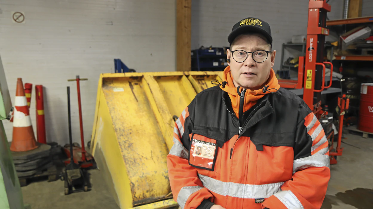 Jari Karvonen muutti yrityksensä hieman kauemmaksi keskustasta olevaan halliin. Uudessa hallissa on 300 neliömetriä lämmintä tilaa, mikä mahdollistaa koneiden korjaamisen. Hiekoitinkin pysyy sulana ja toimintavalmiina lämpimässä hallissa.