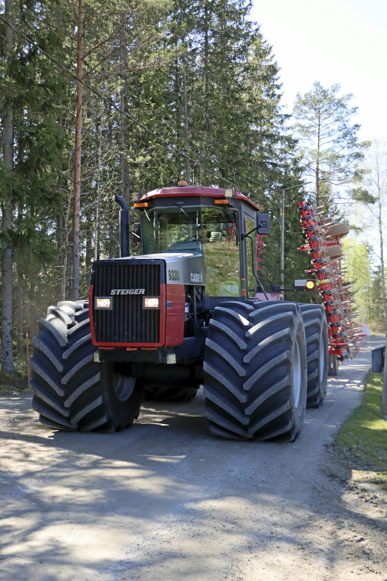 Suurin leveys on 1 050-senttisillä renkailla noin 3,4 metriä ja suurin nopeus 27 km/h. Tiellä runko-ohjattavan traktorin ja hinattavan työkoneen ohjaaminen on varsin helppoa, mutta tiukkaan käännettäessä on muistettava, että traktorin perä heittää työkonetta. Renkaat pompottavat aluksi pitkän seisonnan jälkeen.