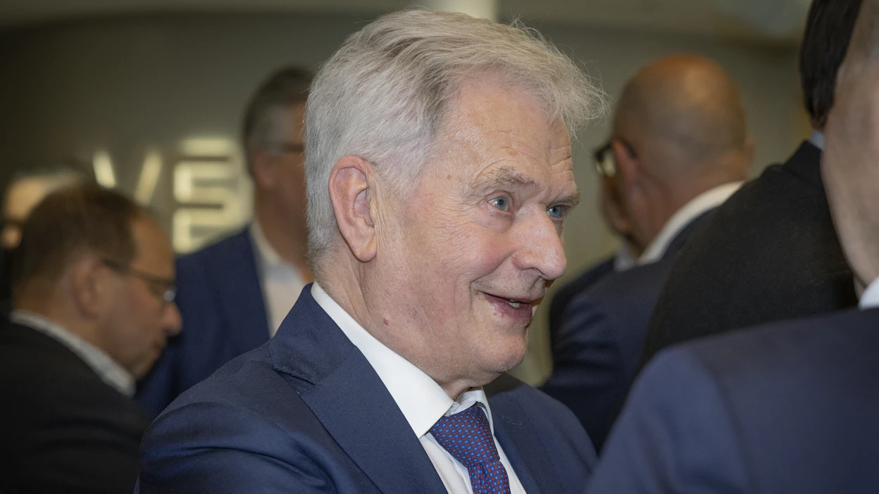 Sauli Niinistön koira on varsinainen peto jalkapallokentällä.