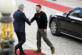 Presidentti Sauli Niinistö otti Ukrainan presidentti Volodymyr Zelenskyin vastaan Presidentinlinnassa. LEHTIKUVA / Vesa Moilanen. 