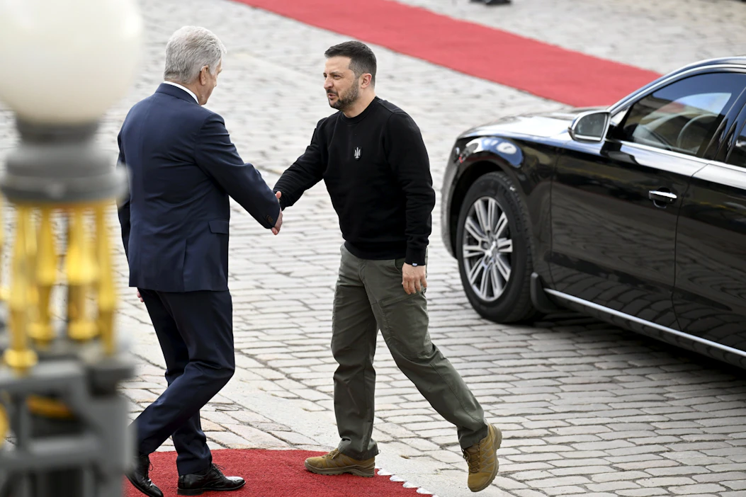 Presidentti Sauli Niinistö otti Ukrainan presidentti Volodymyr Zelenskyin vastaan Presidentinlinnassa. LEHTIKUVA / Vesa Moilanen.