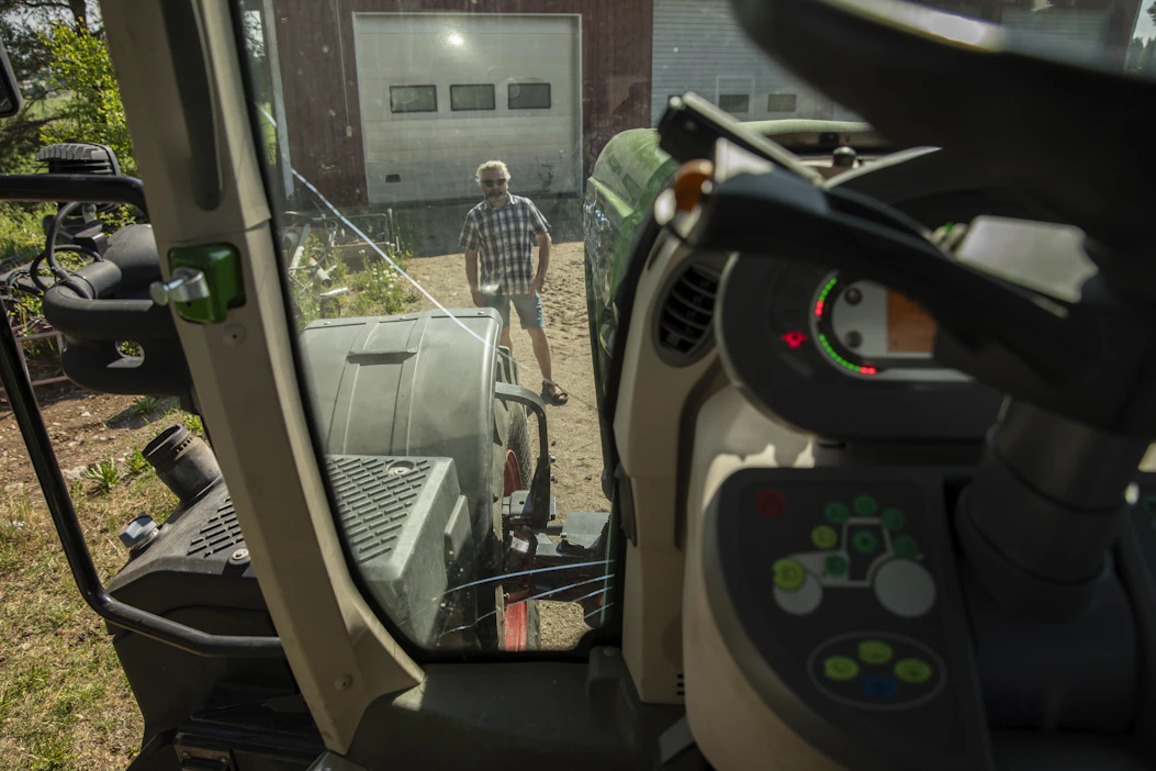 Fendt 828 -traktorin etulasi särkyi töyssyssä. Kuoppiin ajaminen isojen liete- ja rehuvaunujen kanssa ravistelee traktoria rankasti, kuvailee parikkalalainen urakoitsija ja viljelijä Ari Sinkkonen. ”Koneisiin on panostettu sillä mielellä, että jousitukset ja istuimet olisivat niin hyvät kuin rahalla saa, mutta tilanne on huono.”