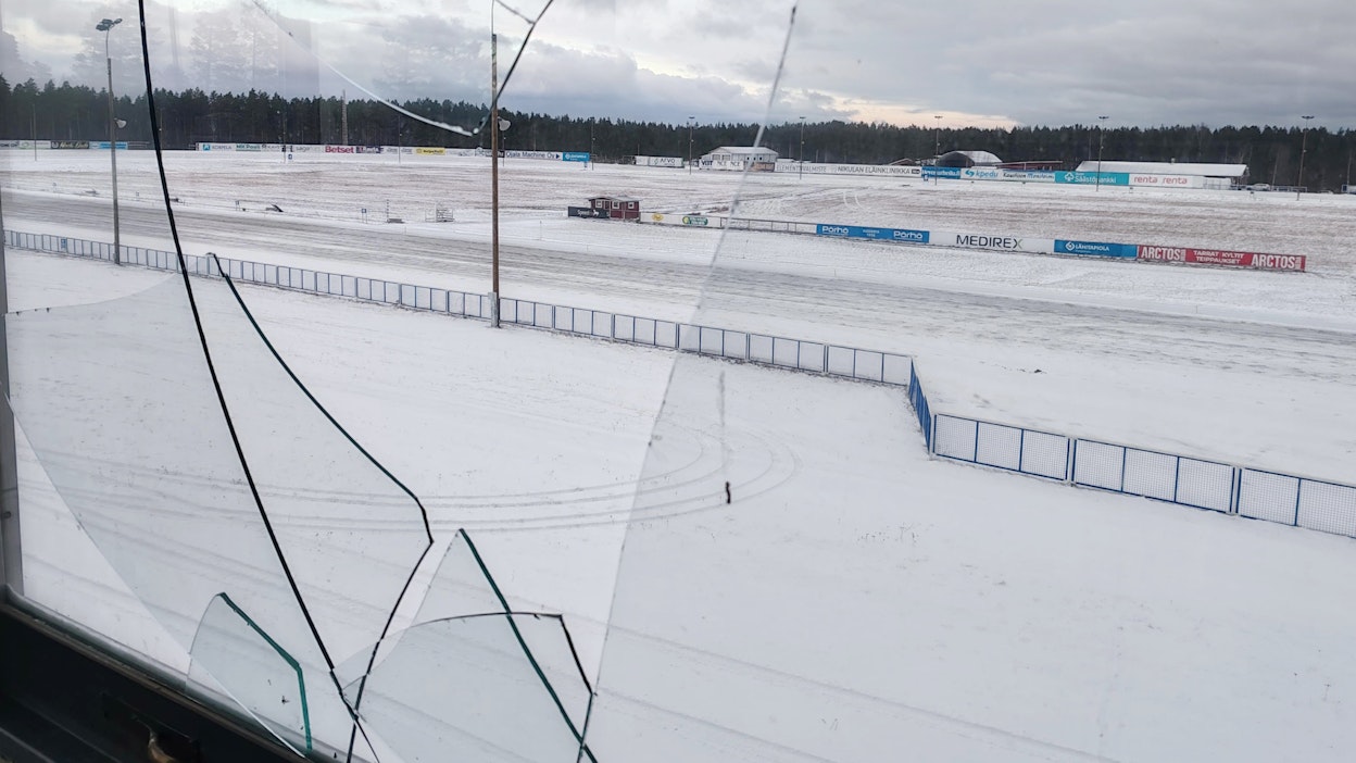 Kaustisen raviradan istumakatsomossa joudutaan lasitushommiin.