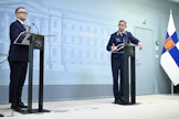 Pääministeri Petteri Orpo (vas.) ja Ilmavoimien komentaja Timo Herranen kertoivat Suomeen harhautuneista drooneista tiedotustilaisuudessa. EMMI KORHONEN / LEHTIKUVA. 