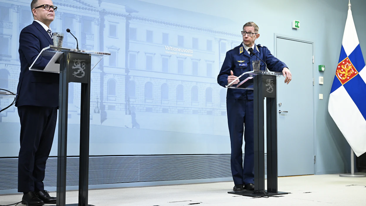 Pääministeri Petteri Orpo (vas.) ja Ilmavoimien komentaja Timo Herranen kertoivat Suomeen harhautuneista drooneista tiedotustilaisuudessa. EMMI KORHONEN / LEHTIKUVA.