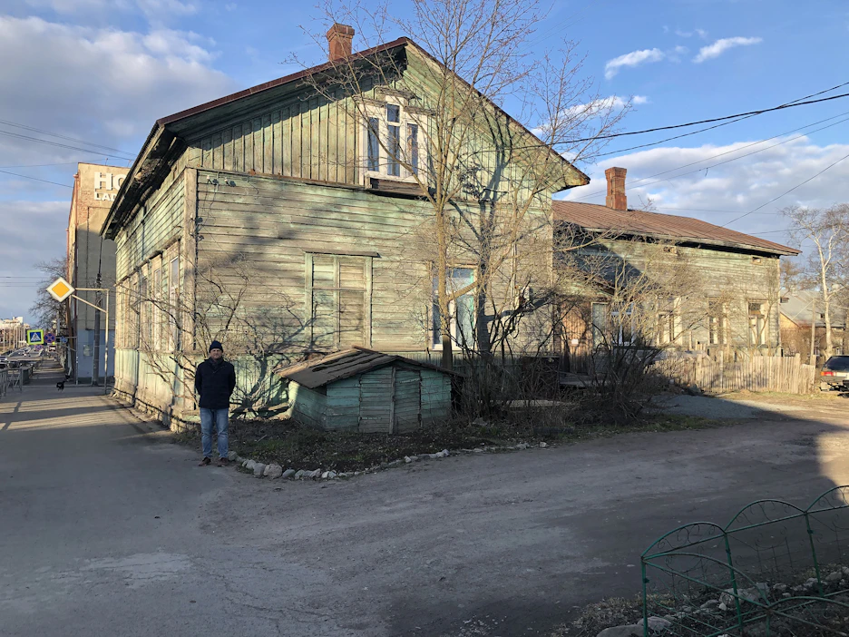 Kirjailija Antti Järvi seisoo Sortavalassa sen talon edessä, jossa hänen isoisoisänsä asui välirauhan aikana. Talo sijaitsi Seminaarinkadun ja Karjalankadun kulmassa. Tämä kuva on otettu huhtikuussa 2022.