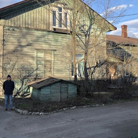 Kirjailija Antti Järvi seisoo Sortavalassa sen talon edessä, jossa hänen isoisoisänsä asui välirauhan aikana. Talo sijaitsi Seminaarinkadun ja Karjalankadun kulmassa. Tämä kuva on otettu huhtikuussa 2022.