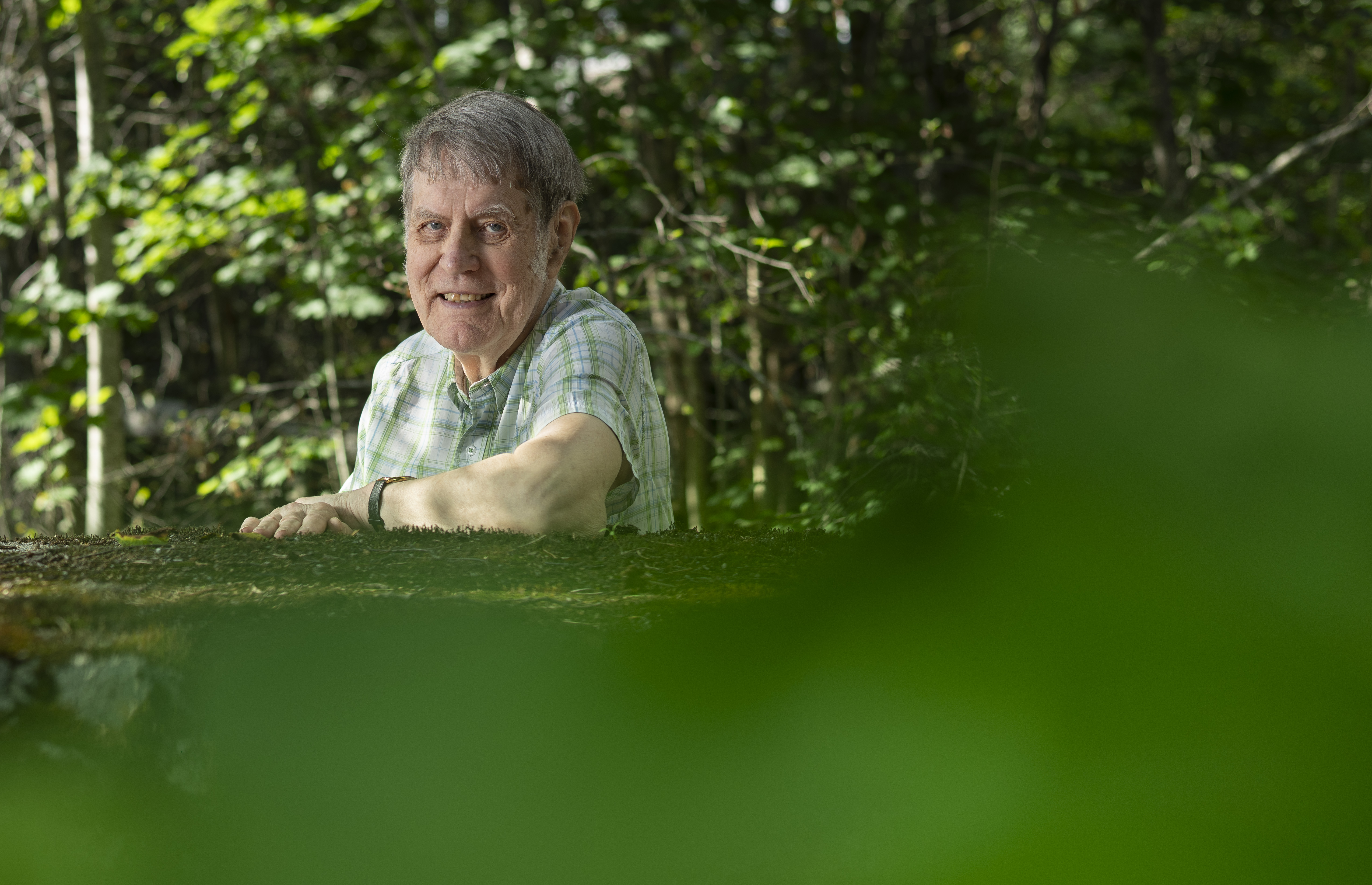 Markku Ojanen on maatilan poika ja sotaorpo Tammelasta. 81-vuotias emeritusprofessori viettää eläkepäiviä vaimonsa kanssa Lempäälässä.