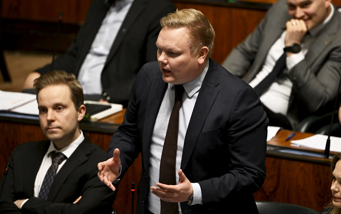 Keskustan eduskuntaryhmän puheenjohtajan Antti Kurvisen (oik.) mukaan syy epäluottamukseen on hallituksen EU-politiikka. LEHTIKUVA / Vesa Moilanen.