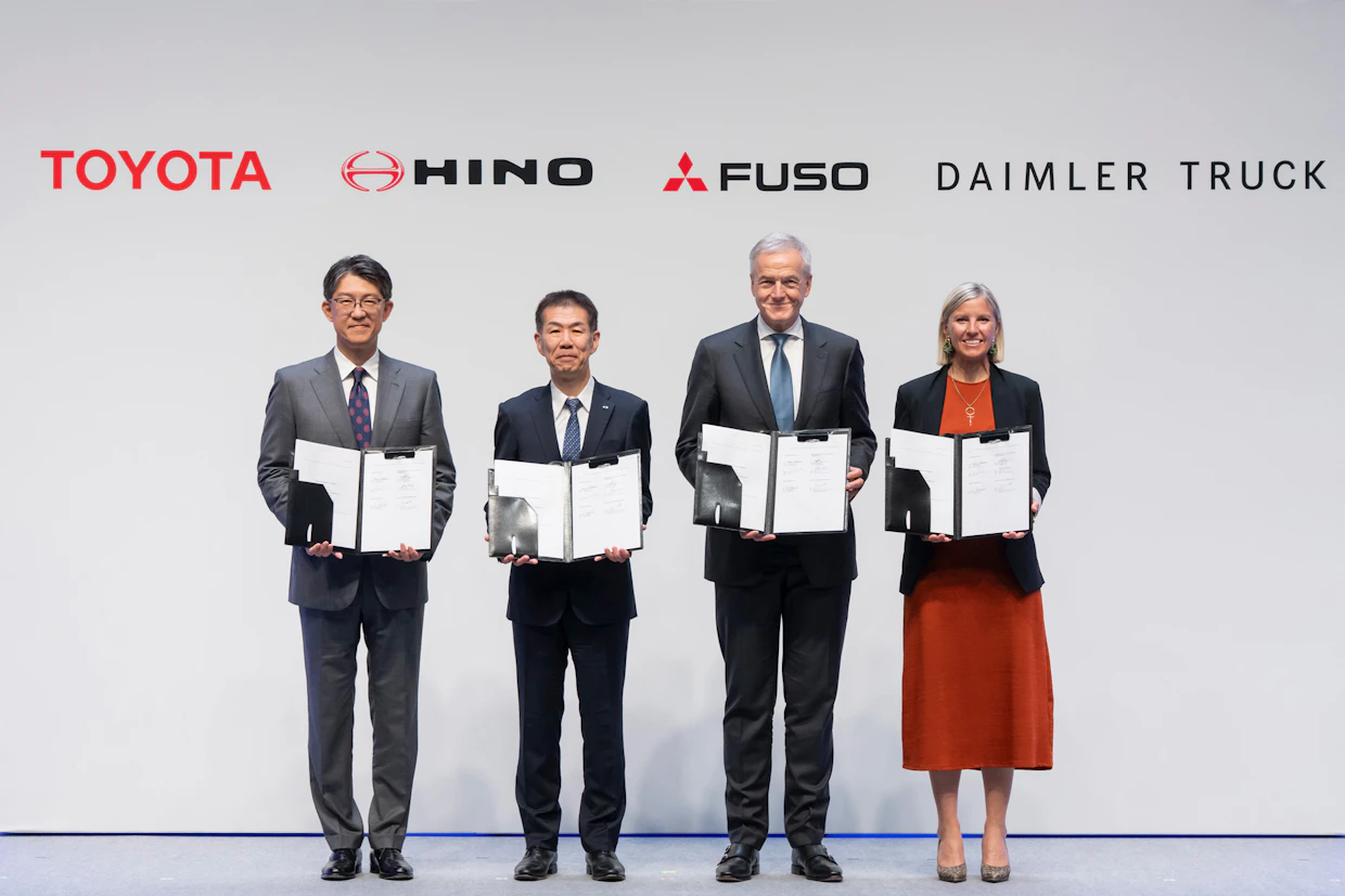 Toyota Motor Corporationin toimitusjohtaja Koji Sato (vas), Hino Motorsin toimitusjohtaja Satoshi Ogiso, Mitsubishi Fuson ja uuden vielä nimeämättömän yhtiön toimitusjohtaja Karl Deppen sekä Daimler Trucksin toimitusjohta Karin Rådström esittelevät viime tiistaina allekirjoitettua sopimusta.