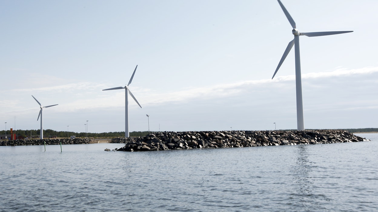 Negatiivisen sähkön hinnan taustalla ovat Suomeen saapuvat kovat tuulet, jotka kasvattavat tuulivoiman tuotantoa. 
