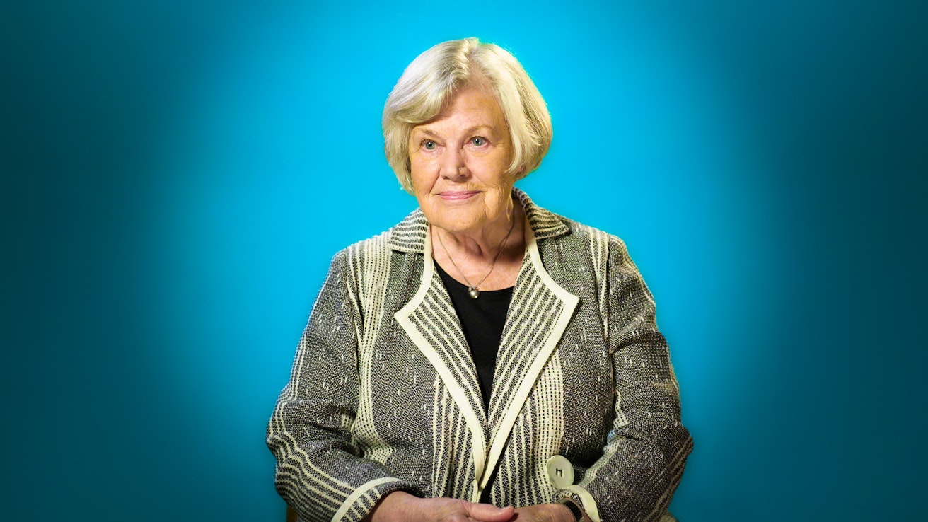 Sarjassa haastatellaan muun muassa Elisabeth Rehniä, 90, joka kertoo kokemuksistaan ensimmäisenä naispuolisena puolustusministerinä.