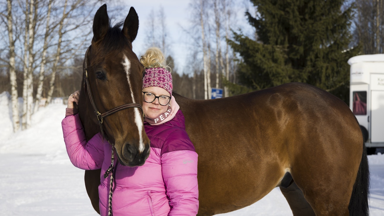 Irene Kelloniemi on tuore Suomen Hippoksen hallituksen jäsen ja myös käytännön raviurheilija. Kuvassa on mukana Danilo Brick.