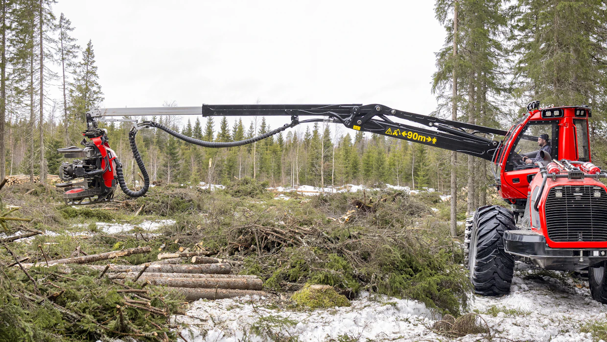 Harvestereissa aiempi 11 metrin ulottuman DT-versio oli kaksijatkeinen. Nyt uusi versio on yhdellä jatkeella ja nostureiden rakenteita on vahvistettu.