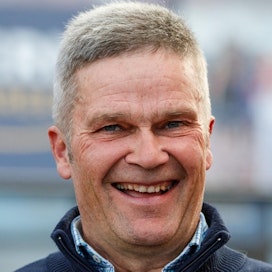 Harri Koivunen on paitsi menestysvalmentaja, myös Ruotsin ravien suuri ystävä. Hän olikin suomalaisvalmentajista ahkerin ilmoittaja perjantain Elitloppet-viikonlopun avaukseen.