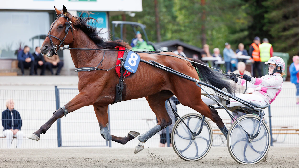 Sara Hautamäki ohjasti Heikki Astikaisen valmentamaa Guts N'Glorya derbypäivänä Killerillä.