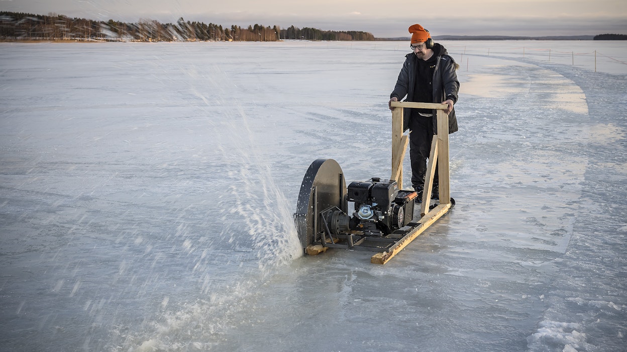 Janne Käpylehto kavereineen on jälleen jääkarusellin teossa Lappajärven maisemissa. Uusin työkalu on itse kehitetty pyörösaha.