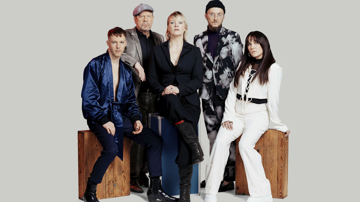 Olavi Uusivirta, Pate Mustajärvi, Jonna Tervomaa, Samuli Putro ja Mira luoti esittävät uudessa Suomi soi -musiikkiohjelmassa kansainvälisiä megahittejä suomeksi.