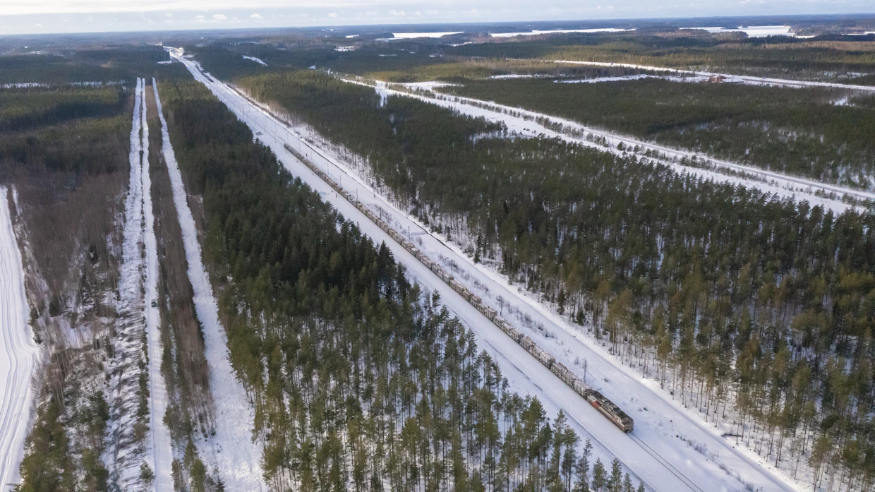 Myös junarata kulkee valtatie 6:n lähellä, jonne aurinkovoimapuistoa suunnitellaan.