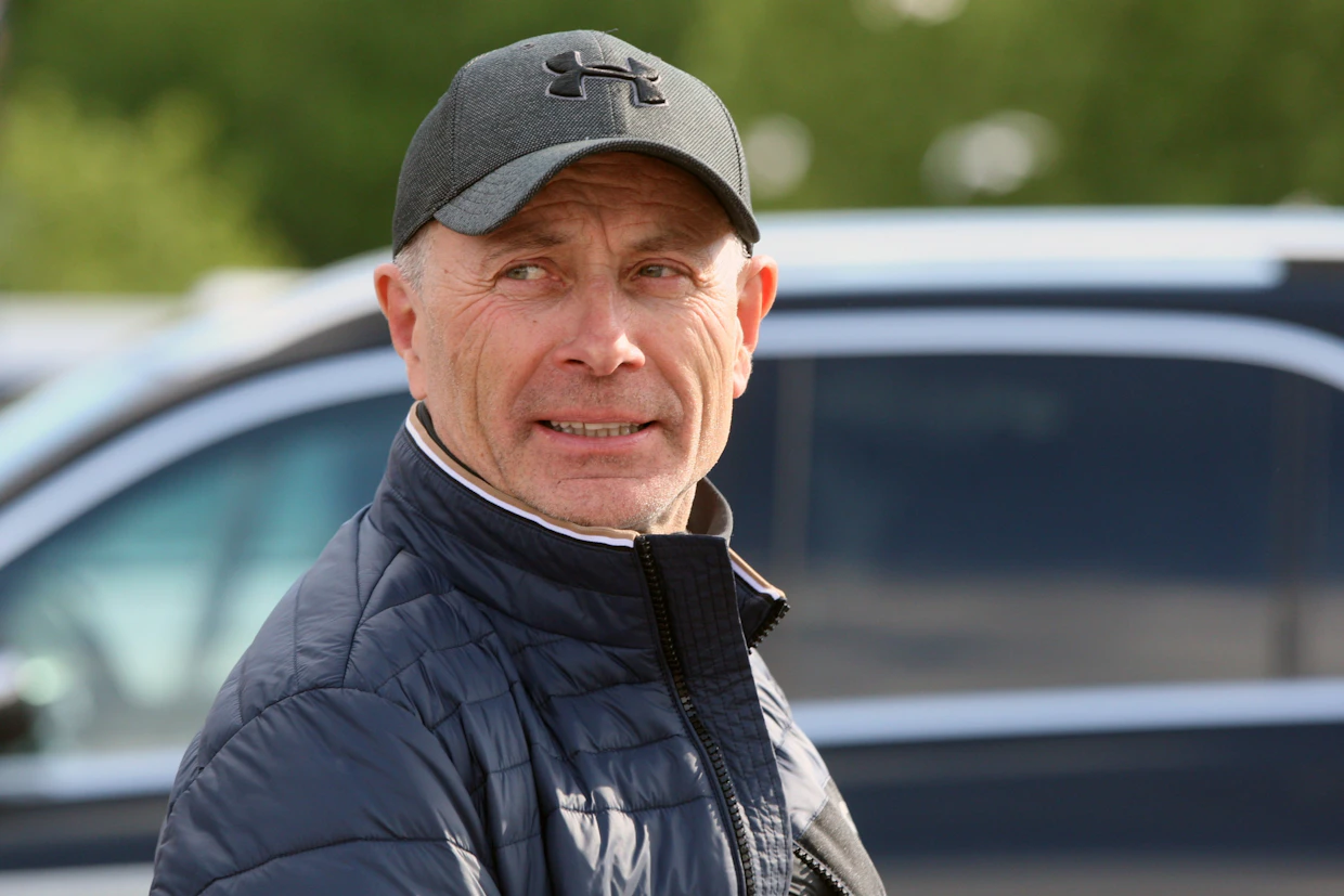 Peter Untersteiner toimii nykyään poikansa Johan Untersteinerin kakkosvalmentajana. Isä-Untersteiner on tärkeä lenkki valmennustallin arjessa. Sunnuntain Derbyfinaaleista Peter Untersteiner ajoi lähes miljoona kruunua palkintorahoja tallin hevosenomistajille.