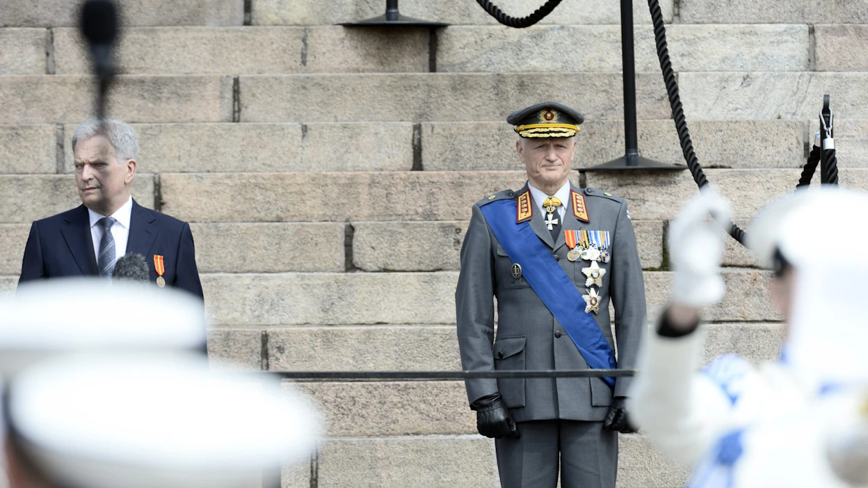 Presidentti Sauli Niinistö ja Puolustusvoimain komentaja, kenraali Timo Kivinen Puolustusvoimien lippujuhlapäivän paraatikatselmuksessa Senaatintorilla Helsingissä kesäkuussa 2022. LEHTIKUVA / ANNI ÅGREN.