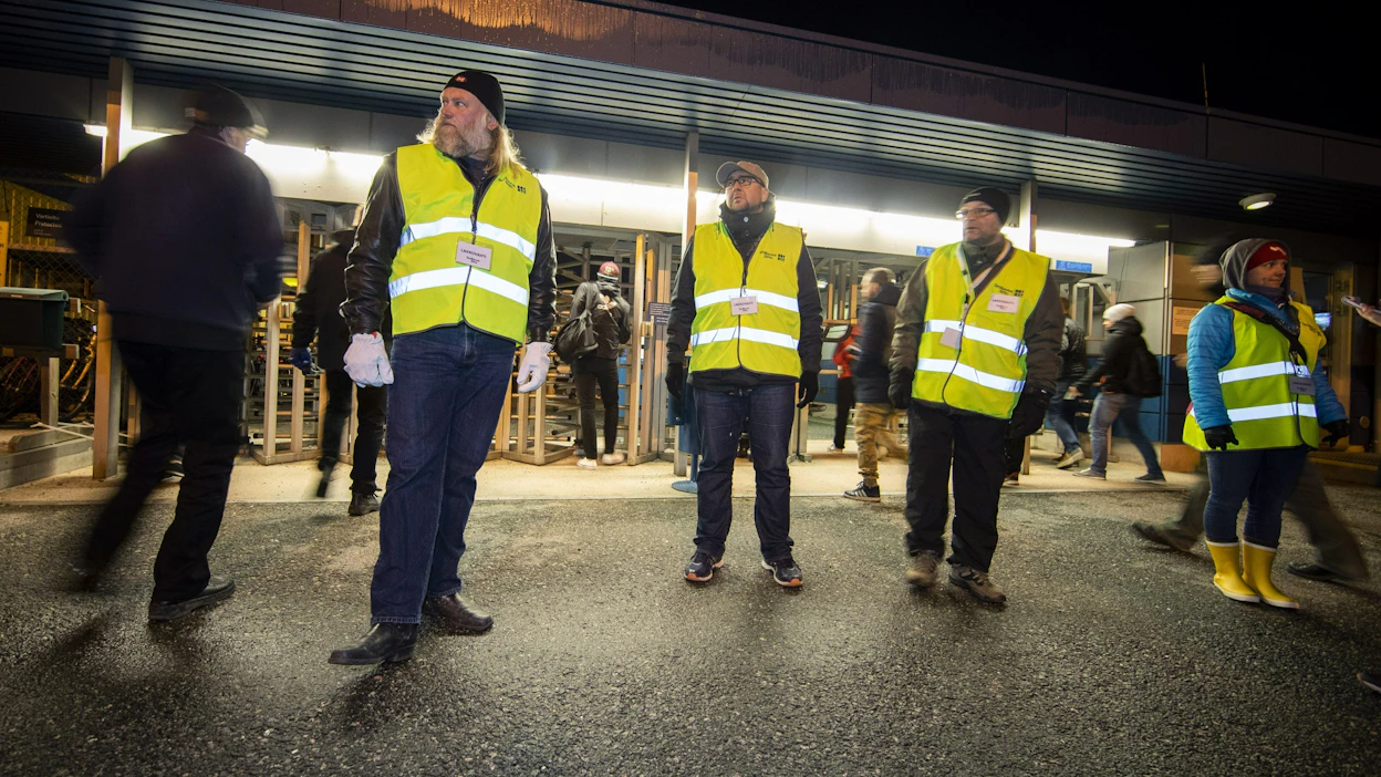 Työryhmä on ehdottamassa pitkälti hallituksen haluamia kiristyksiä lakko-oikeuteen, mikä ei työntekijäjärjestöille käy. Kuvassa lakkovahteja telakan portilla Turussa syksyllä 2018. LEHTIKUVA / RONI LEHTI.